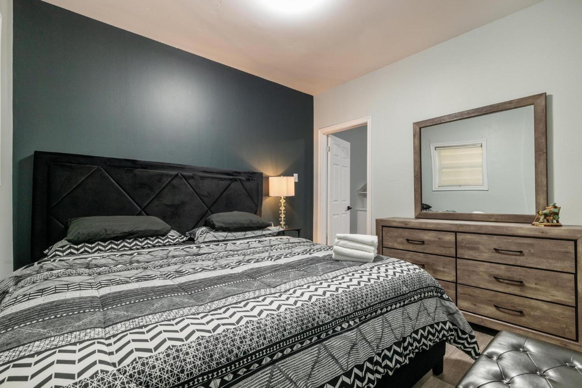 Apartment Spacious Urban Gem Steps From The Pier Parking Halifax