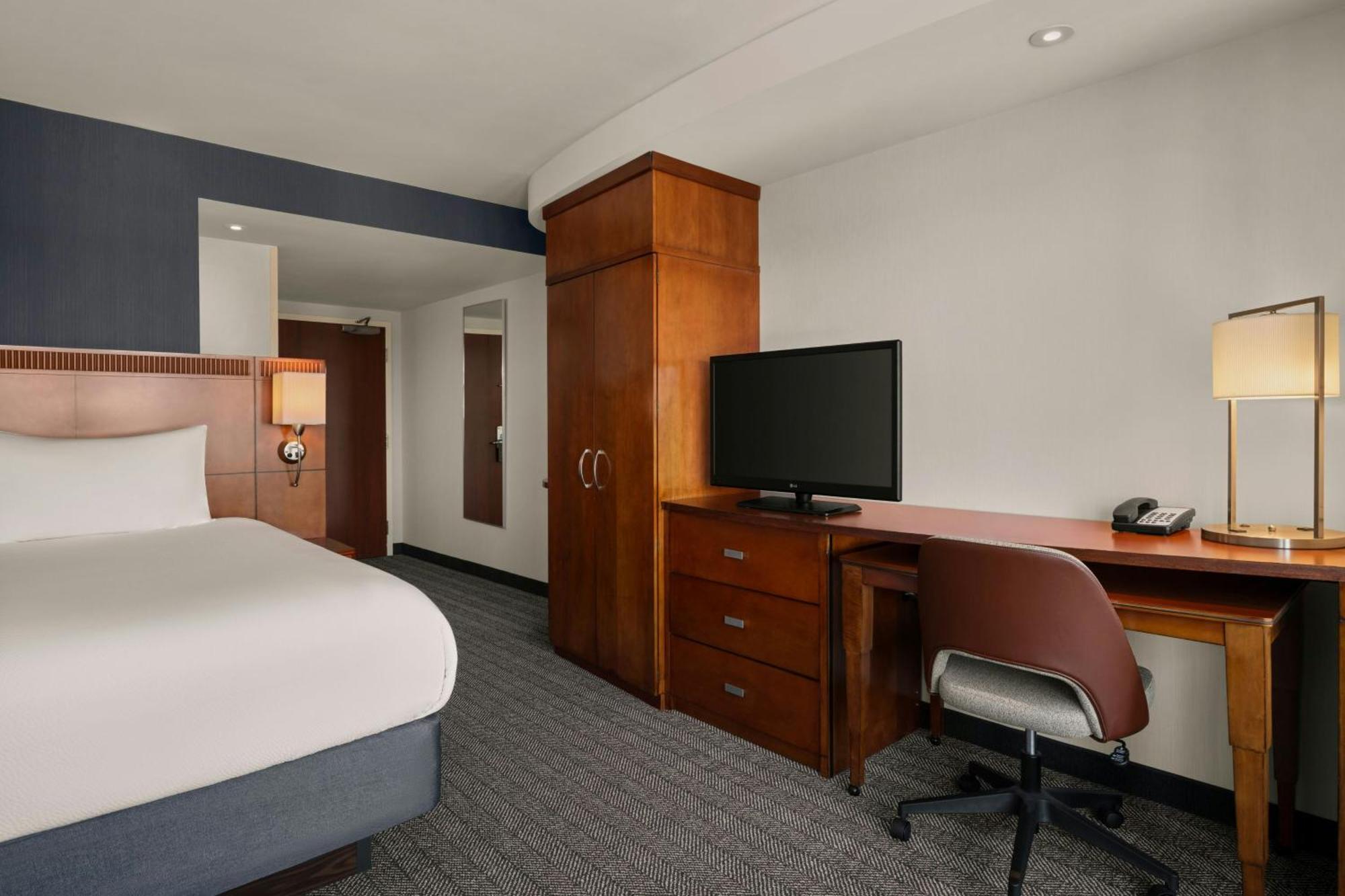 Courtyard By Marriott Downtown