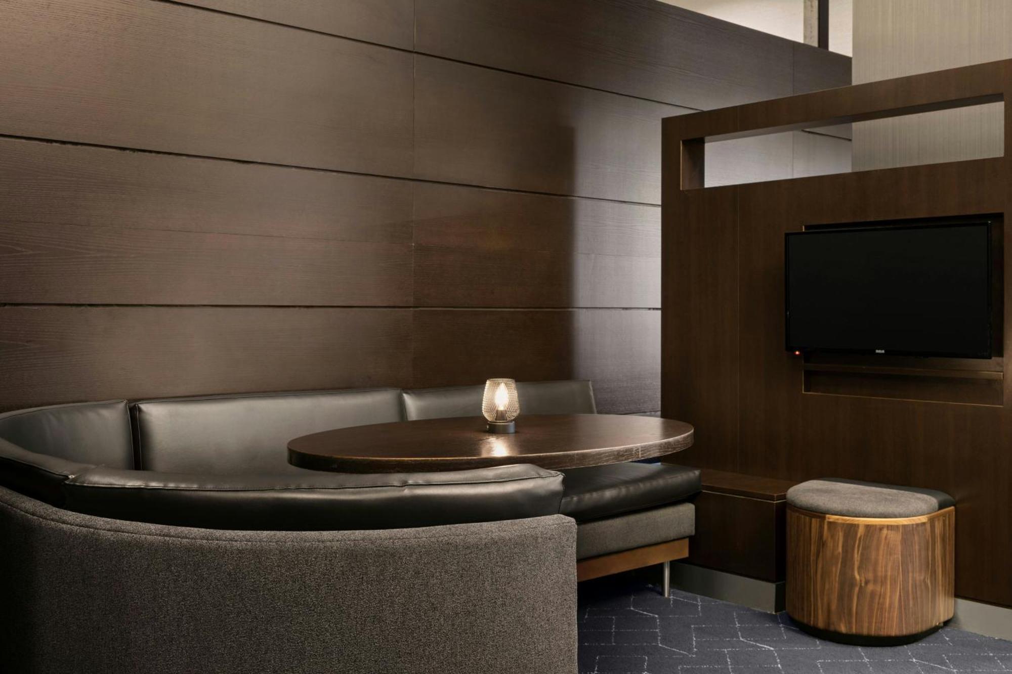 Courtyard By Marriott Downtown Hotel