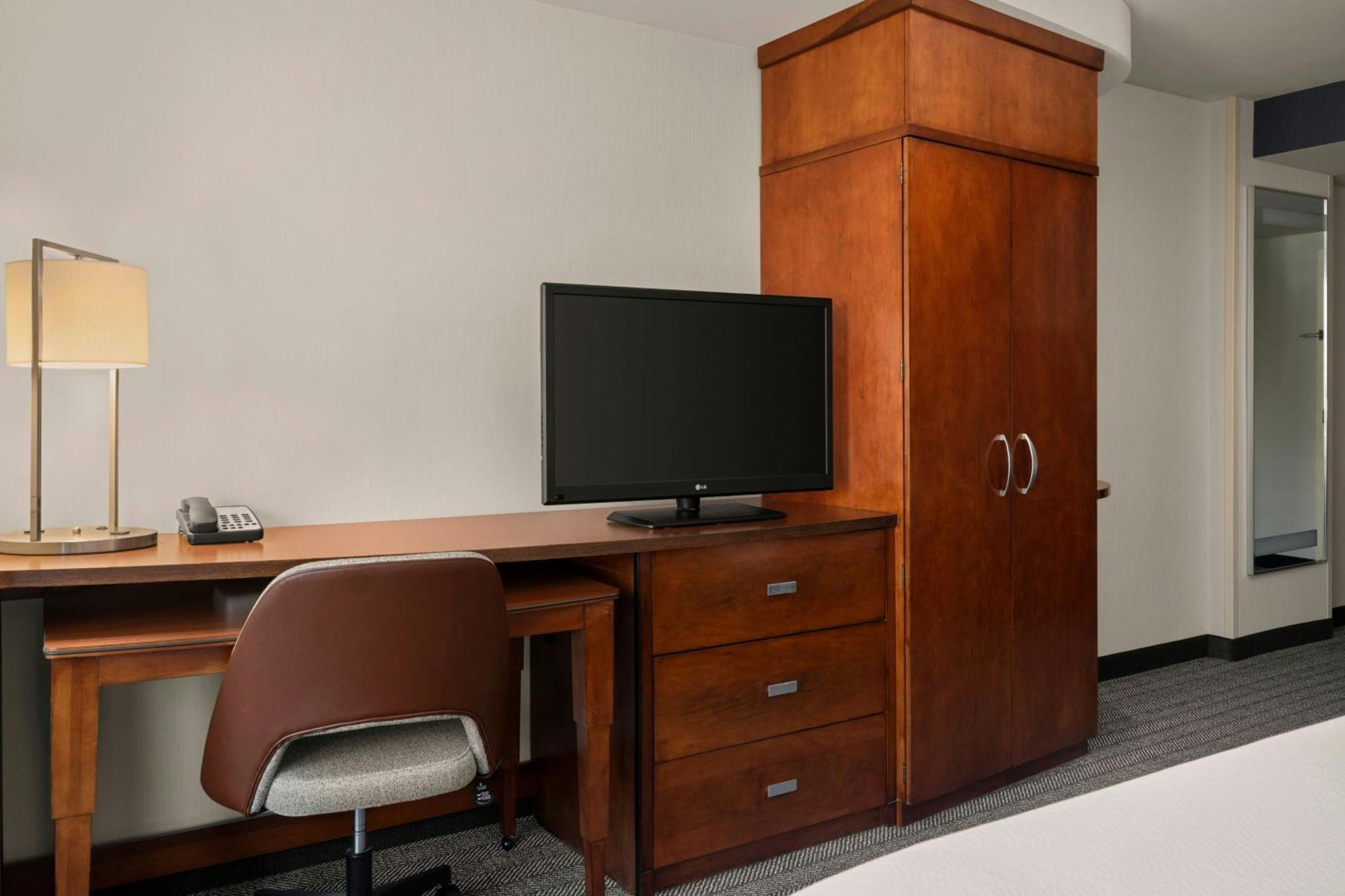 Courtyard By Marriott Downtown Hotel