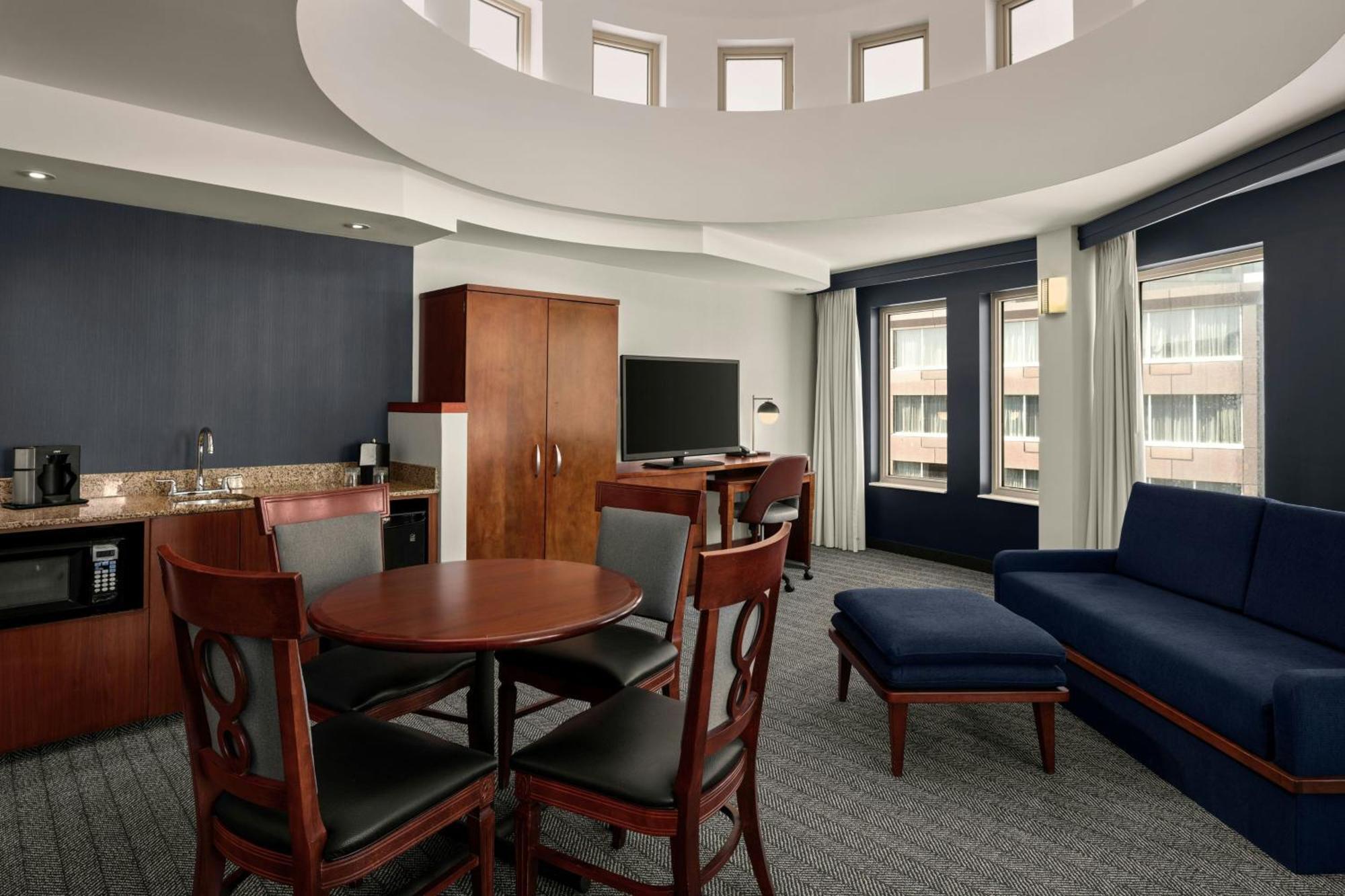 Courtyard By Marriott Downtown Hotel 3*