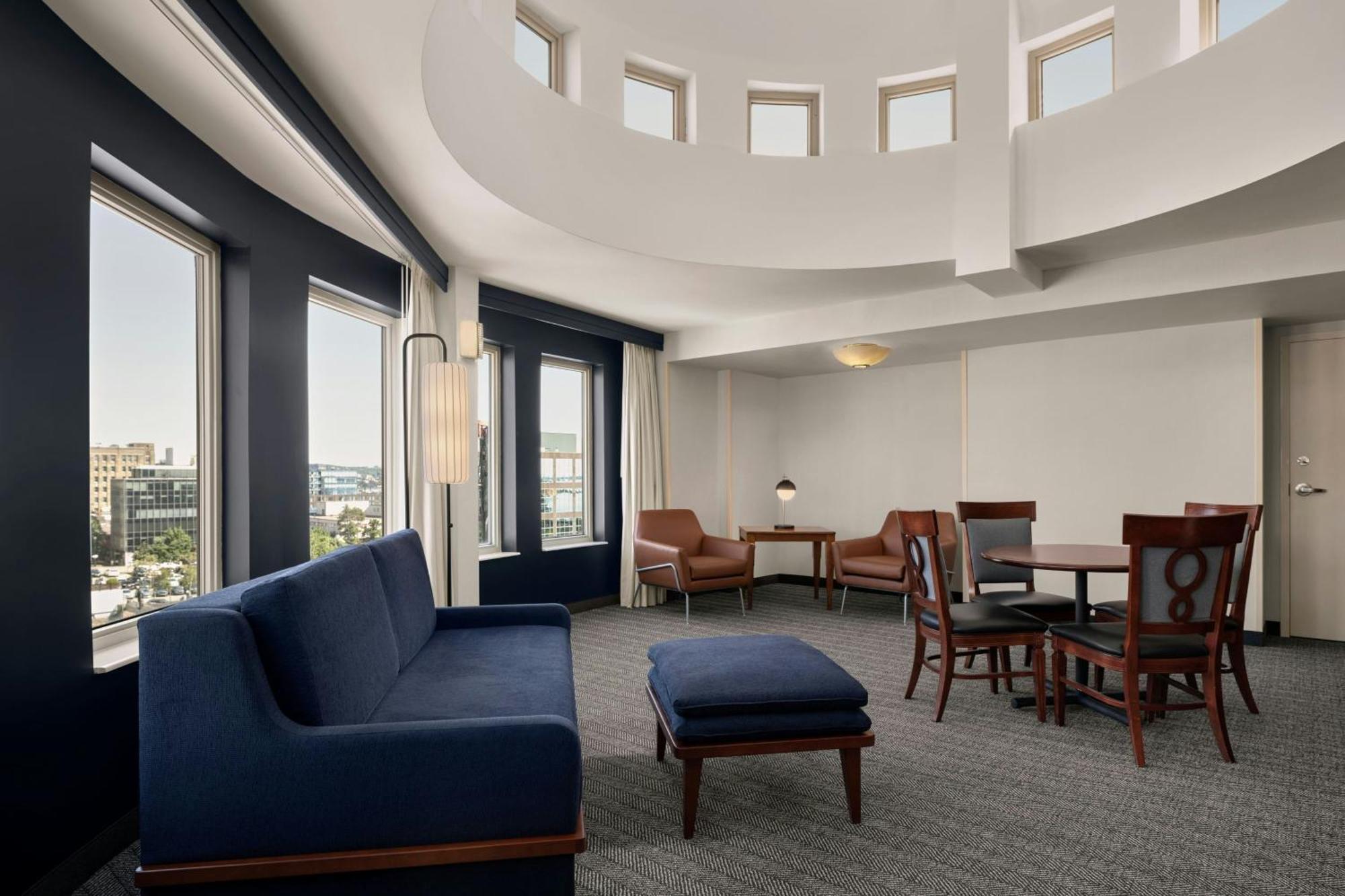 Courtyard By Marriott Downtown Hotel