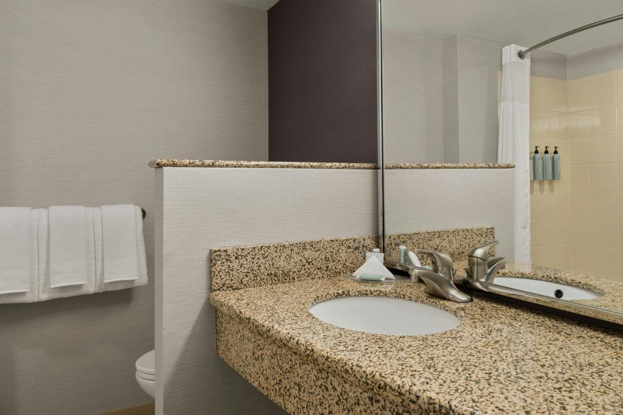 Courtyard By Marriott Downtown Hotel 3*
