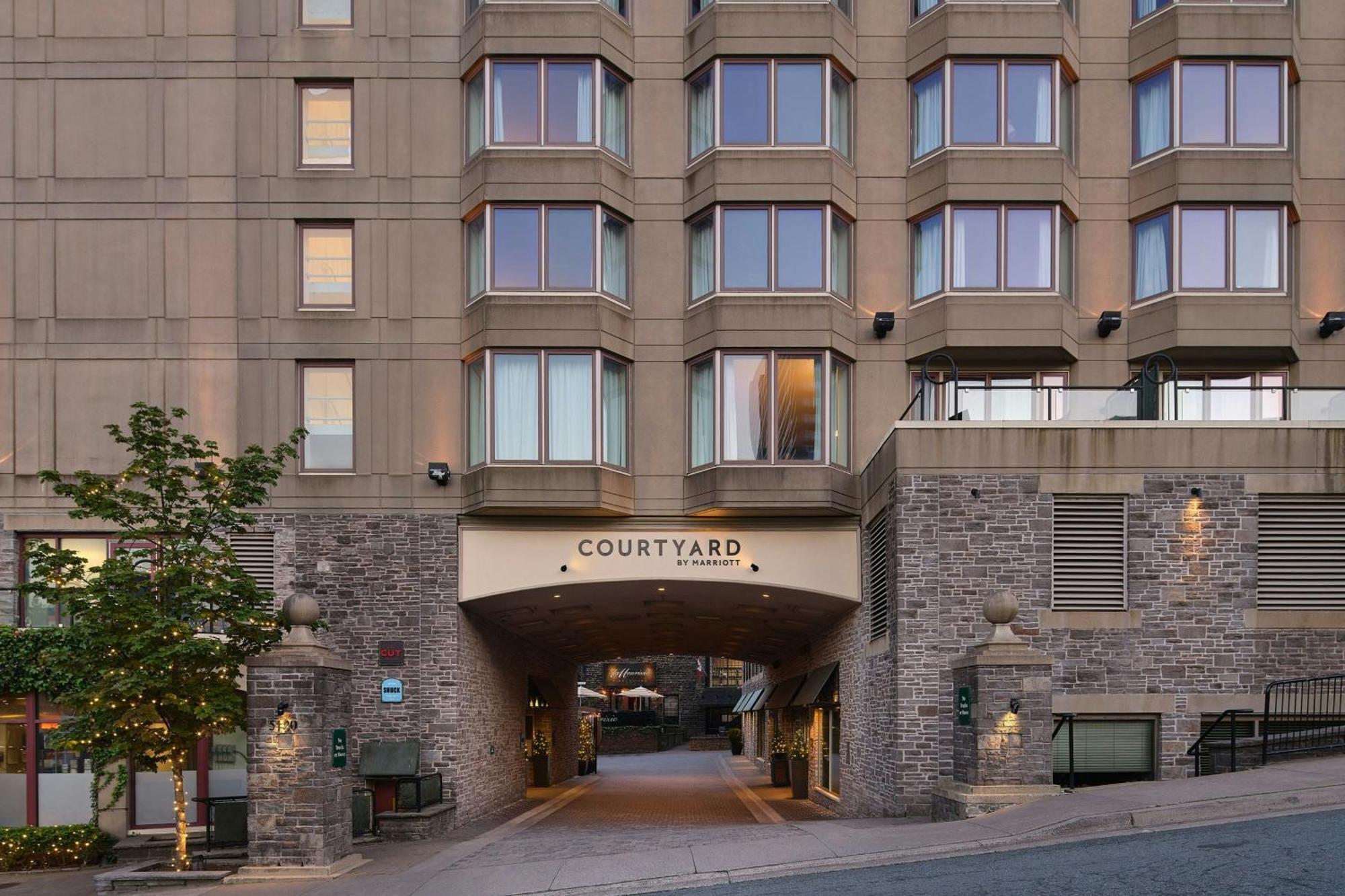 Courtyard By Marriott Downtown Hotel