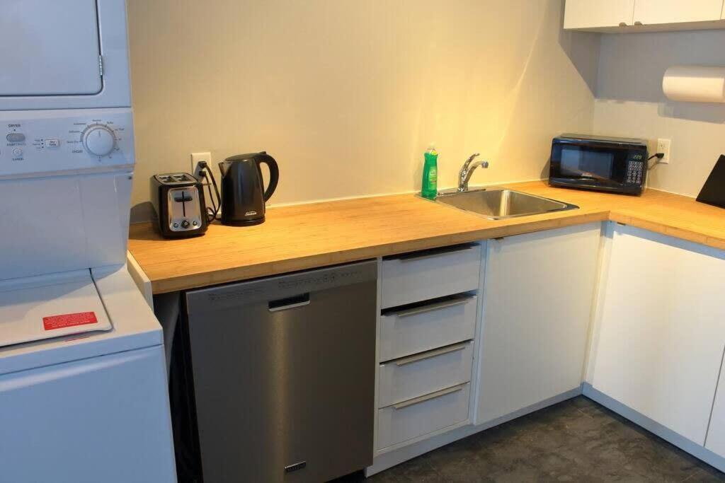Industrial Chic Studio, Unit B Apartment Halifax