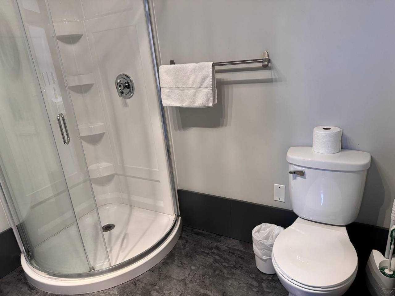 Industrial Chic Studio, Unit B Apartment