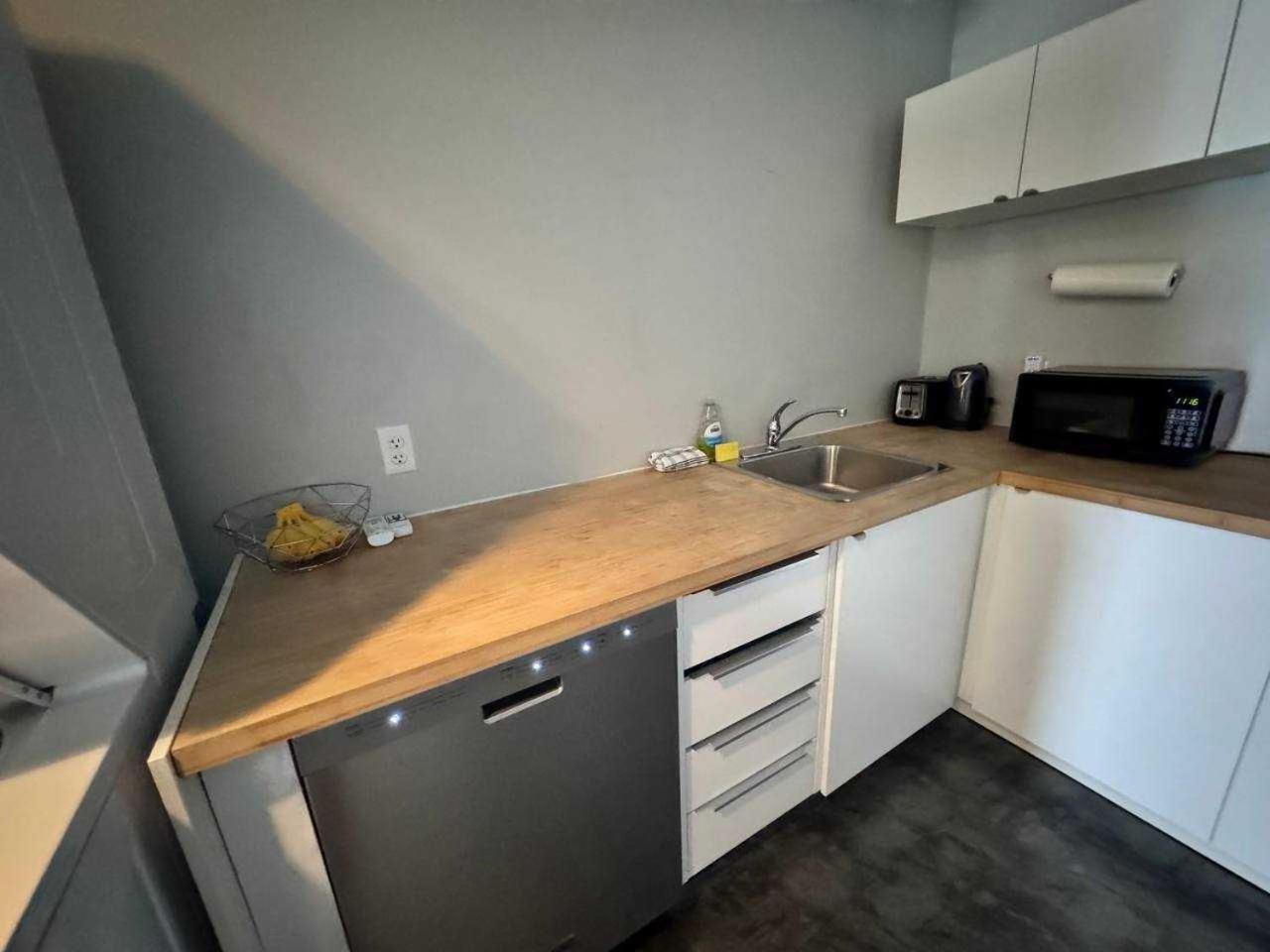 Industrial Chic Studio, Unit B Apartment