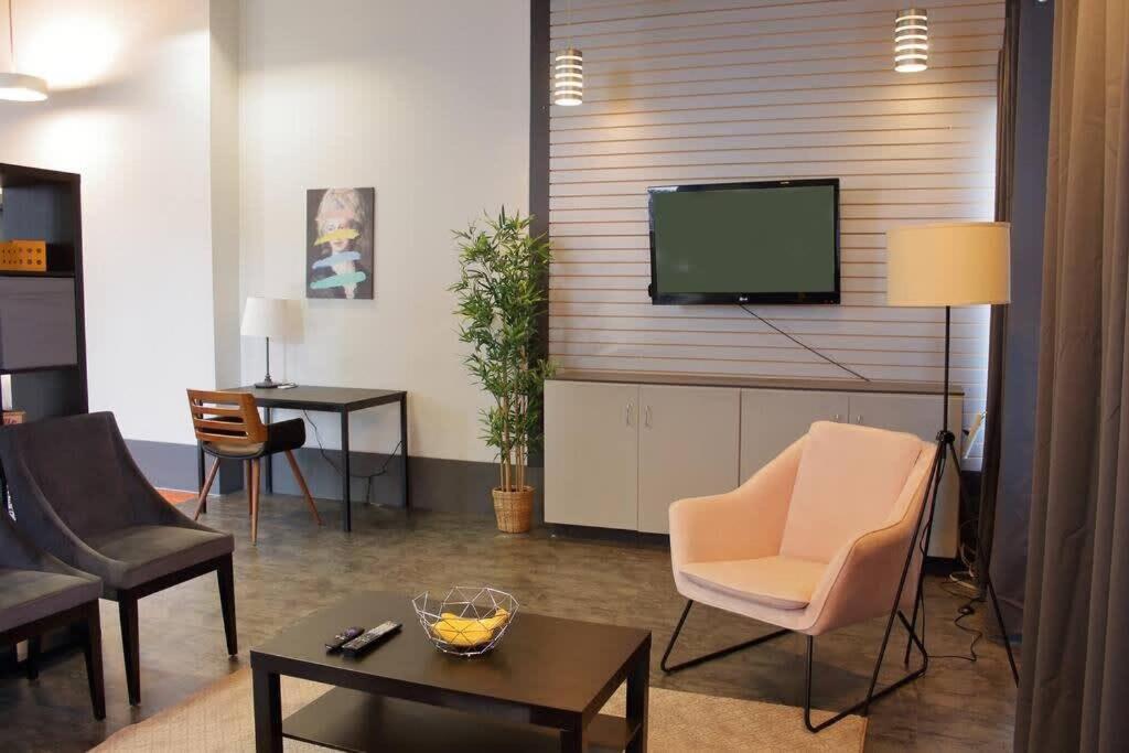 Industrial Chic Studio, Unit B
