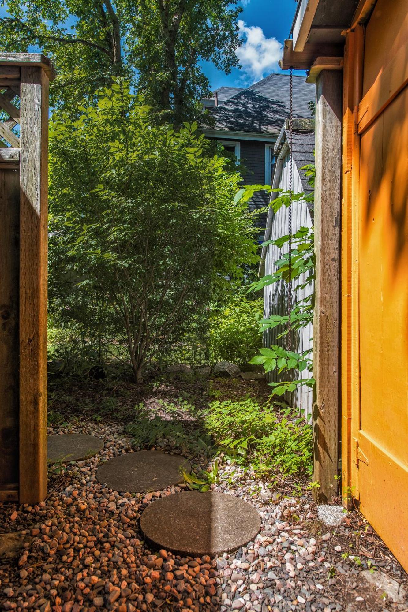 Downtown Sustainable Garden House Villa *