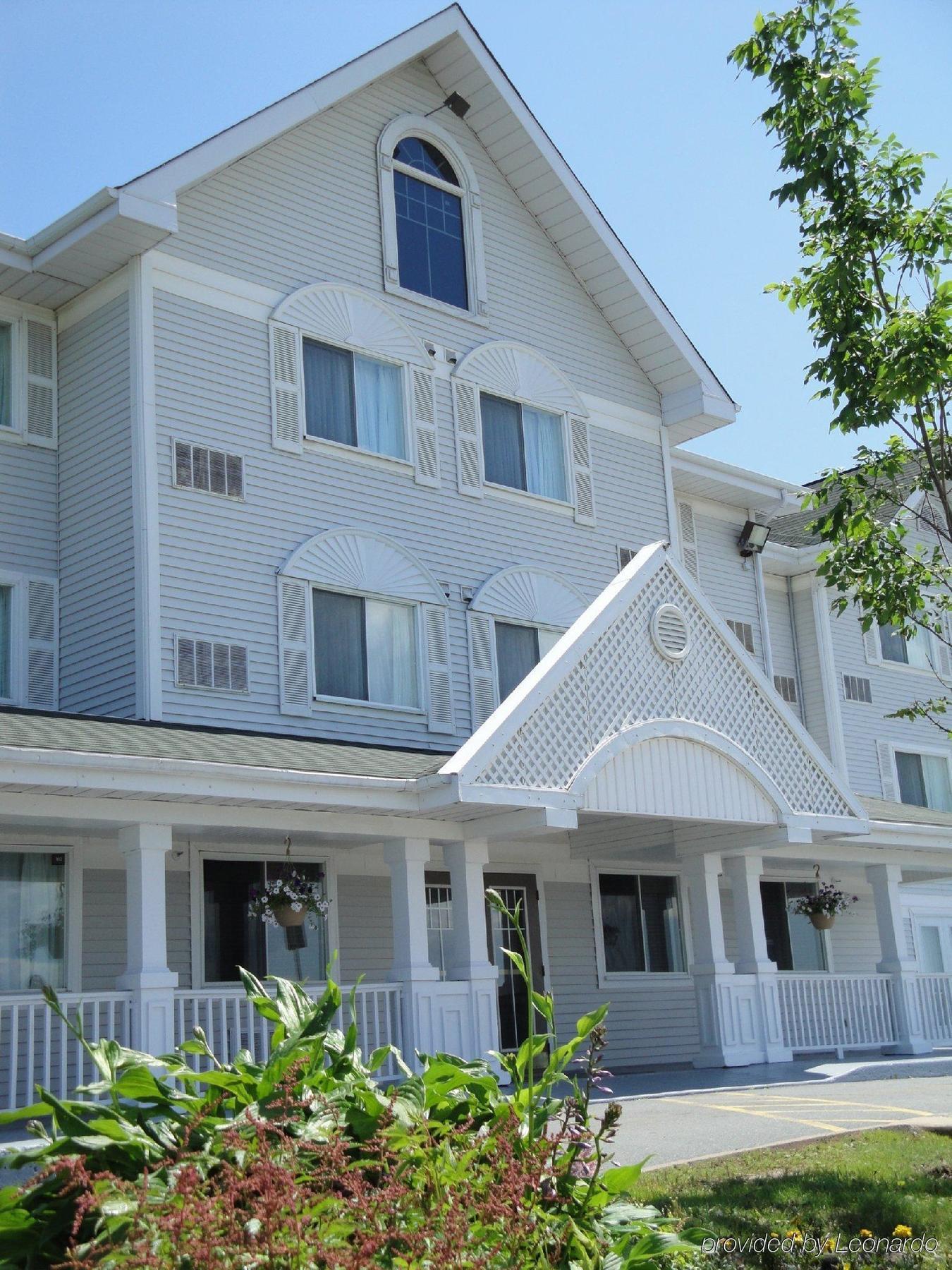 Country & Dartmouth Hotel