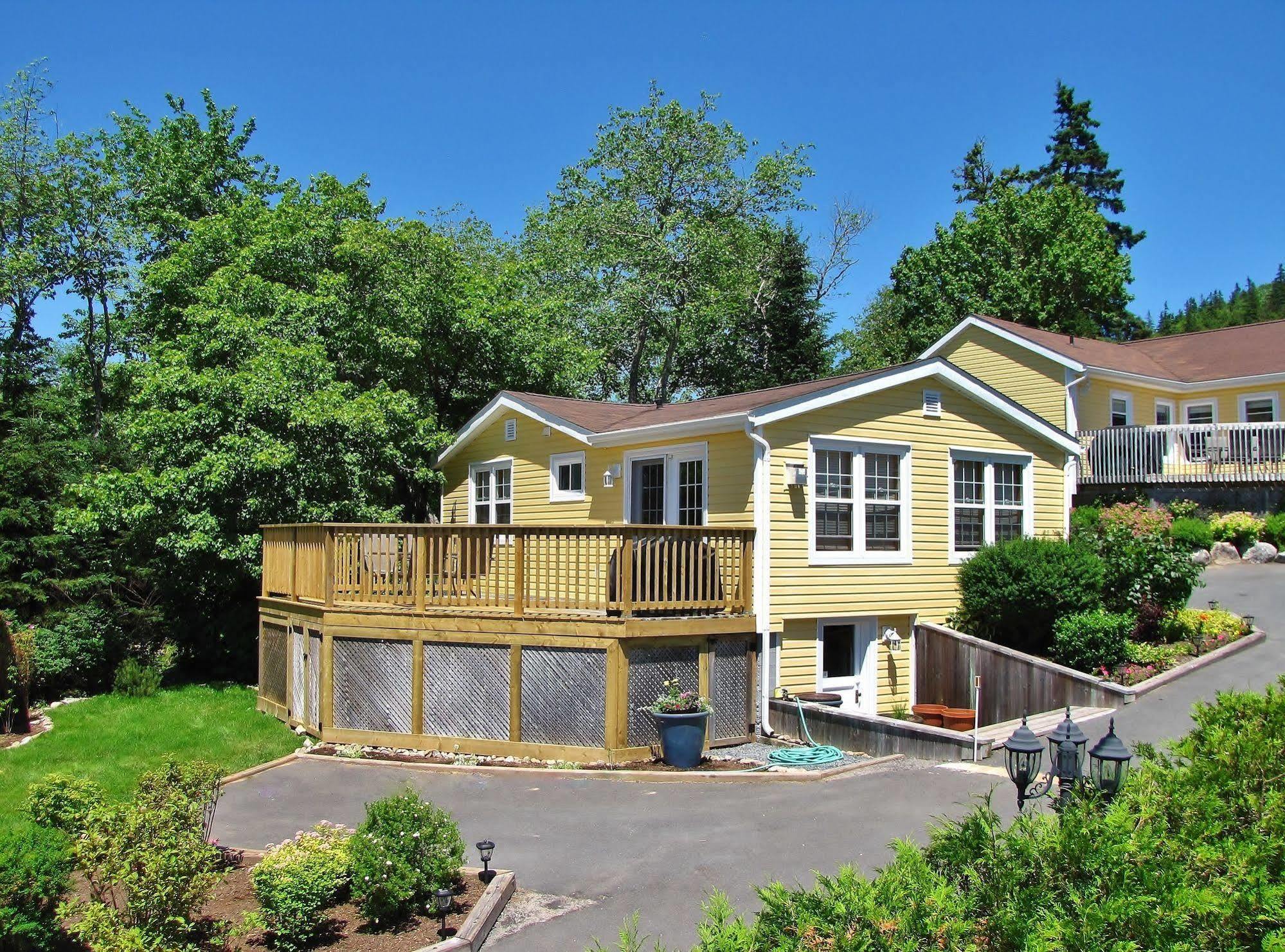 Chalet Larinda's Landing Oceanfront Cottages