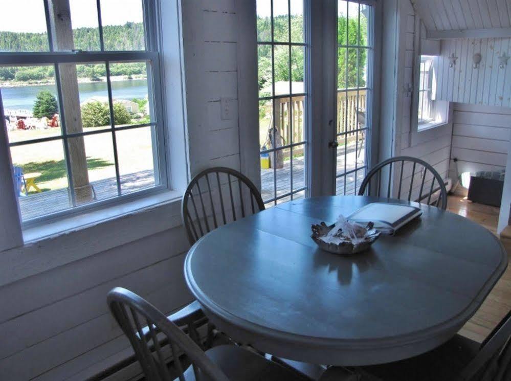 Larinda's Landing Oceanfront Cottages Chalet *
