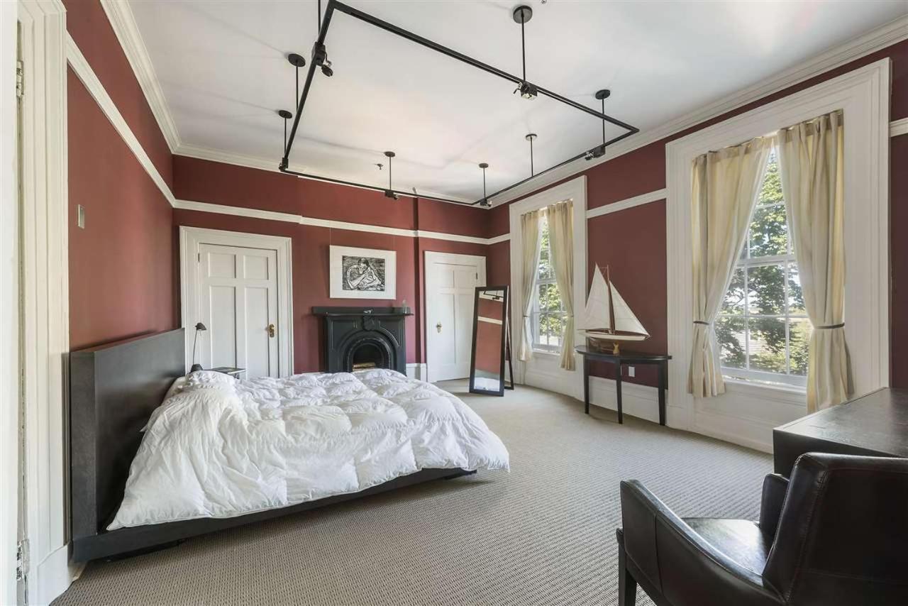 Jonathan Mccully Mansion Bed & Breakfast *