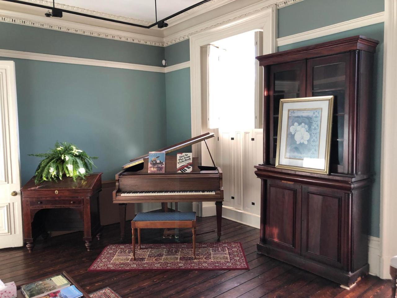 Jonathan Mccully Mansion Bed & Breakfast Halifax