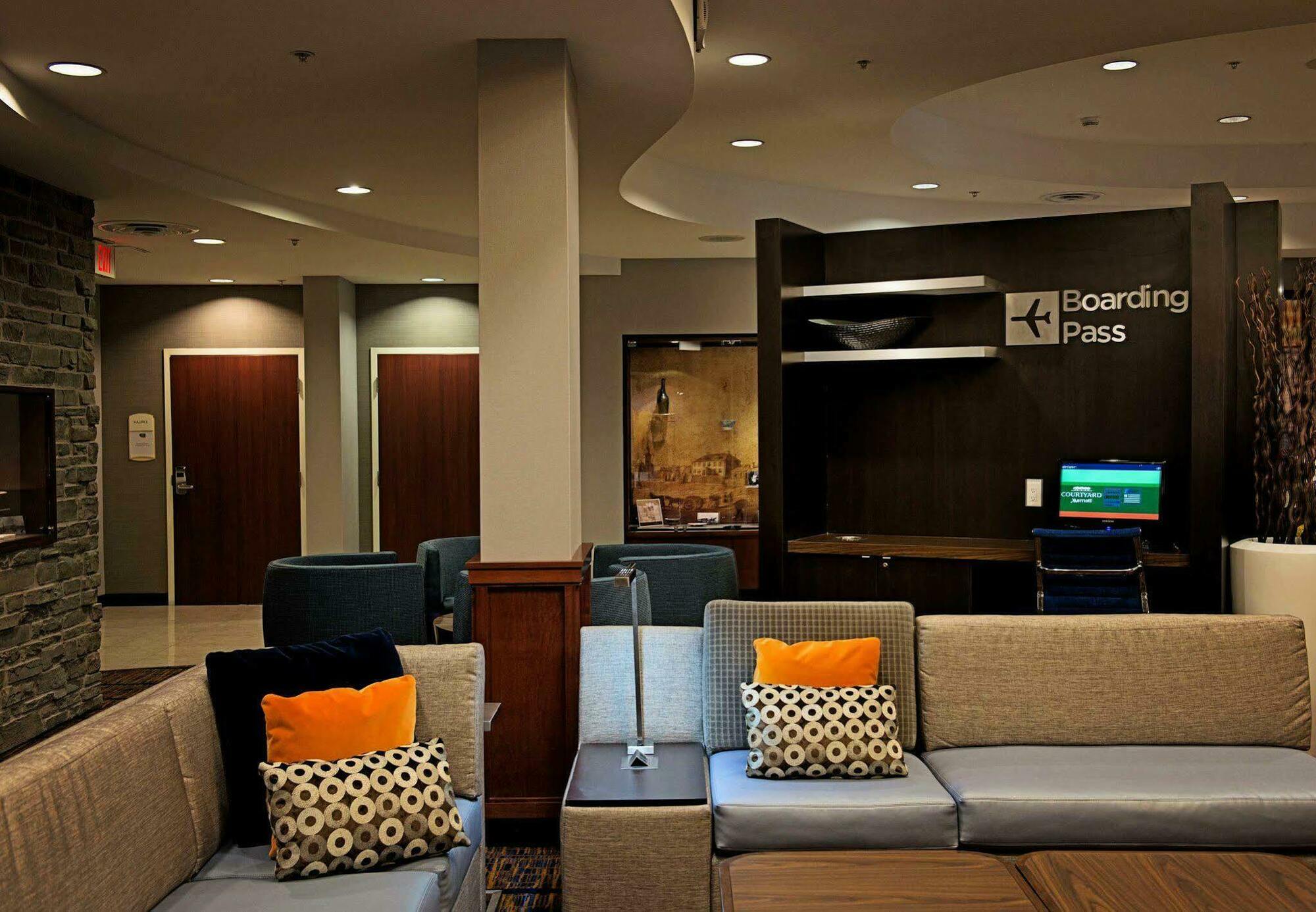 Courtyard By Marriott Downtown Hotel