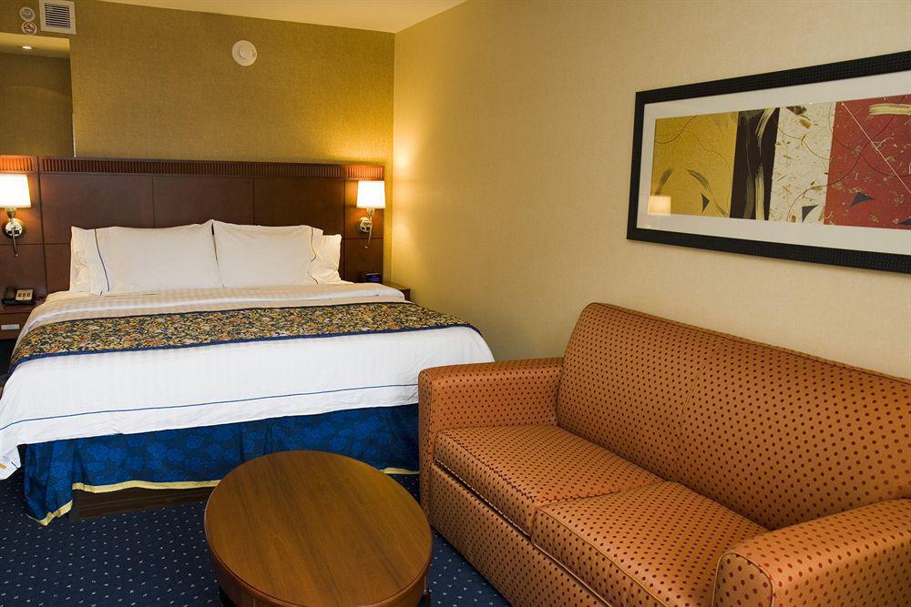 Courtyard By Marriott Downtown Hotel