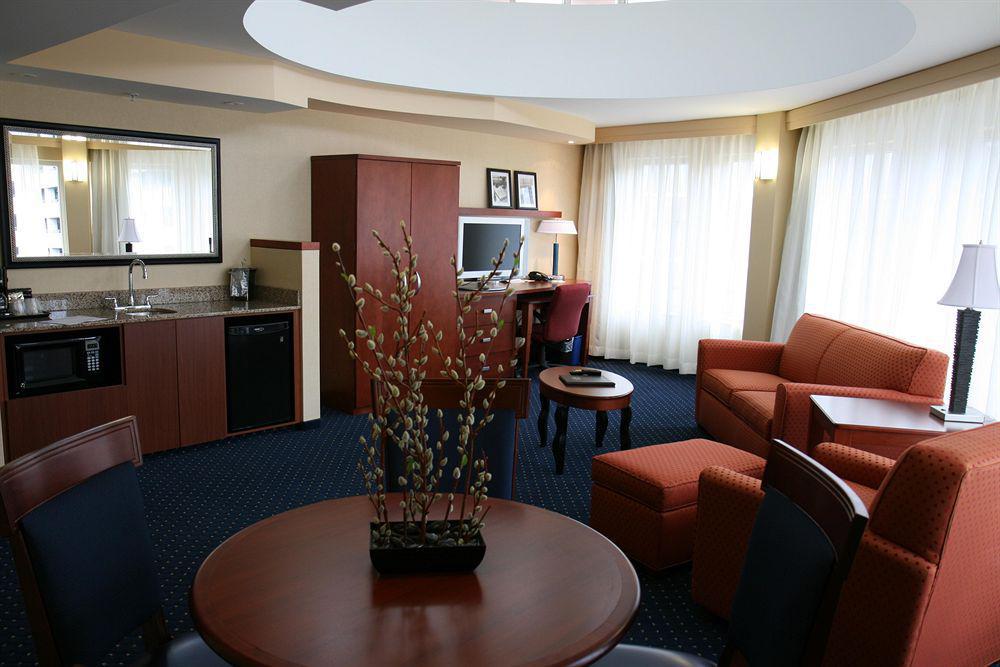 Courtyard By Marriott Downtown Hotel