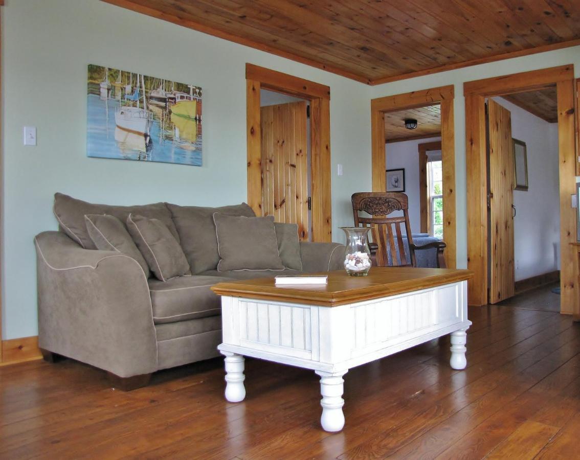 Larinda's Landing Oceanfront Cottages Chalet *