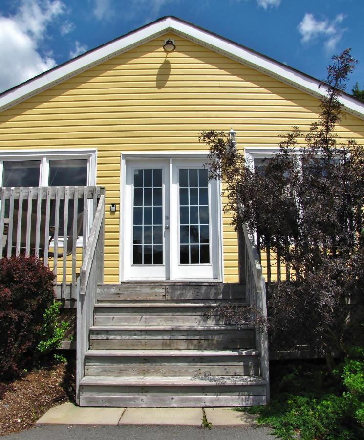 Larinda's Landing Oceanfront Cottages Chalet