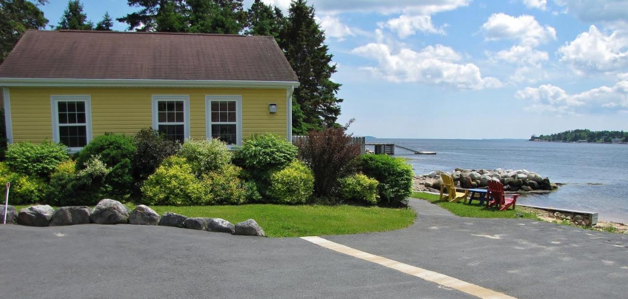 Larinda's Landing Oceanfront Cottages Chalet *