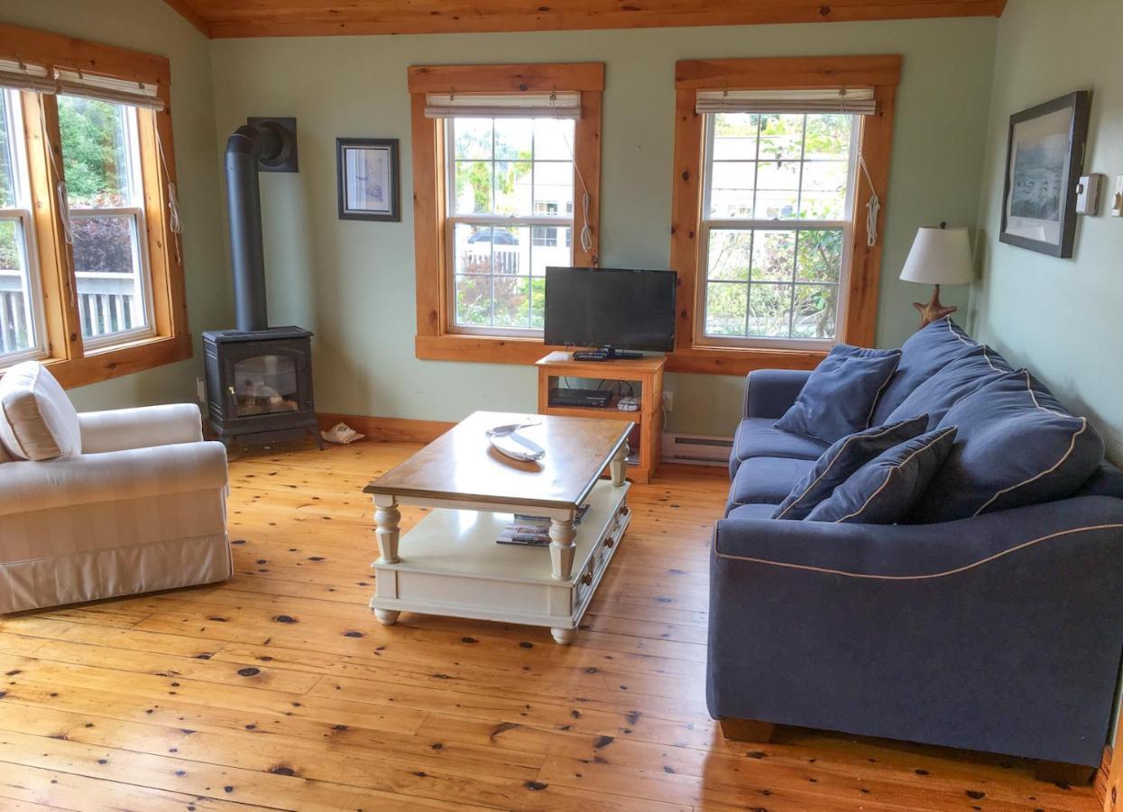 Larinda's Landing Oceanfront Cottages Chalet *