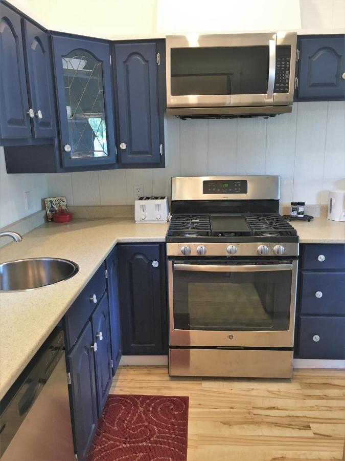 Chalet Larinda's Landing Oceanfront Cottages