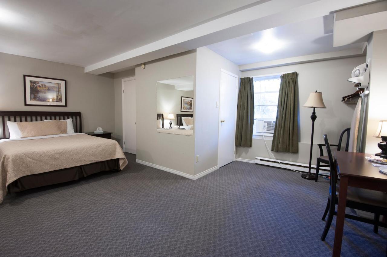 Motel Bluenose &