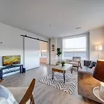 New Ocean Bay New Luxury Condo Sleeps 5 Parking, Coffee, Ac