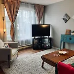 Cozy 2-Bdrm, Mid Floor, Backyard