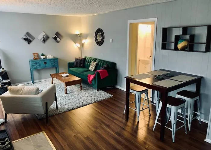 Cozy 2-Bdrm, Mid Floor, Backyard