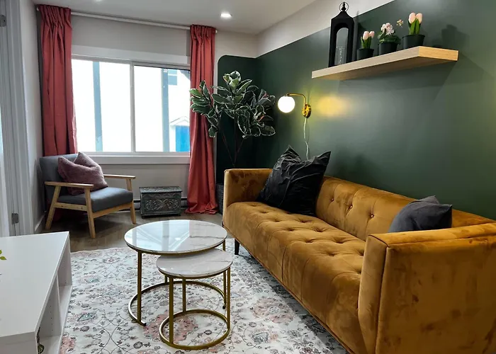 Flamingo Jungle Tropical-Themed Getaway At Ports On Portland, Unit #2