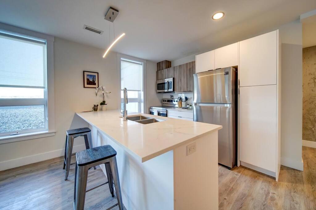 New Ocean Bay New Luxury Sleeps 5 Parking, Coffee, Ac Halifax