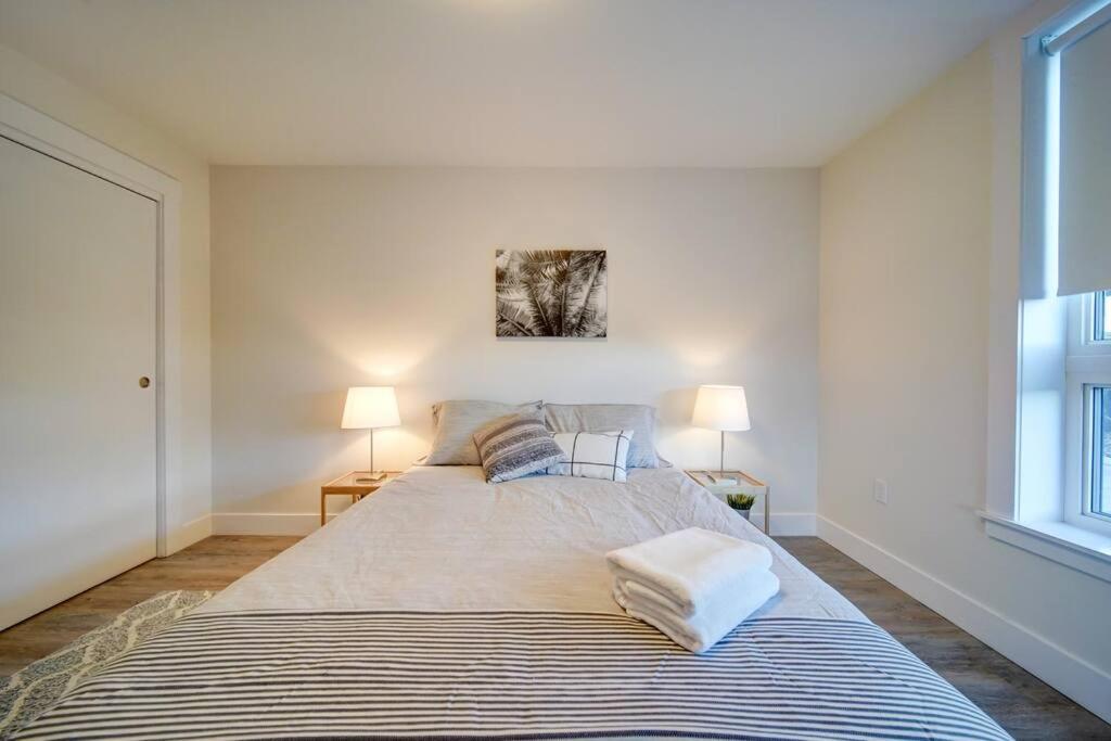 New Ocean Bay New Luxury Sleeps 5 Parking, Coffee, Ac Holiday home Halifax