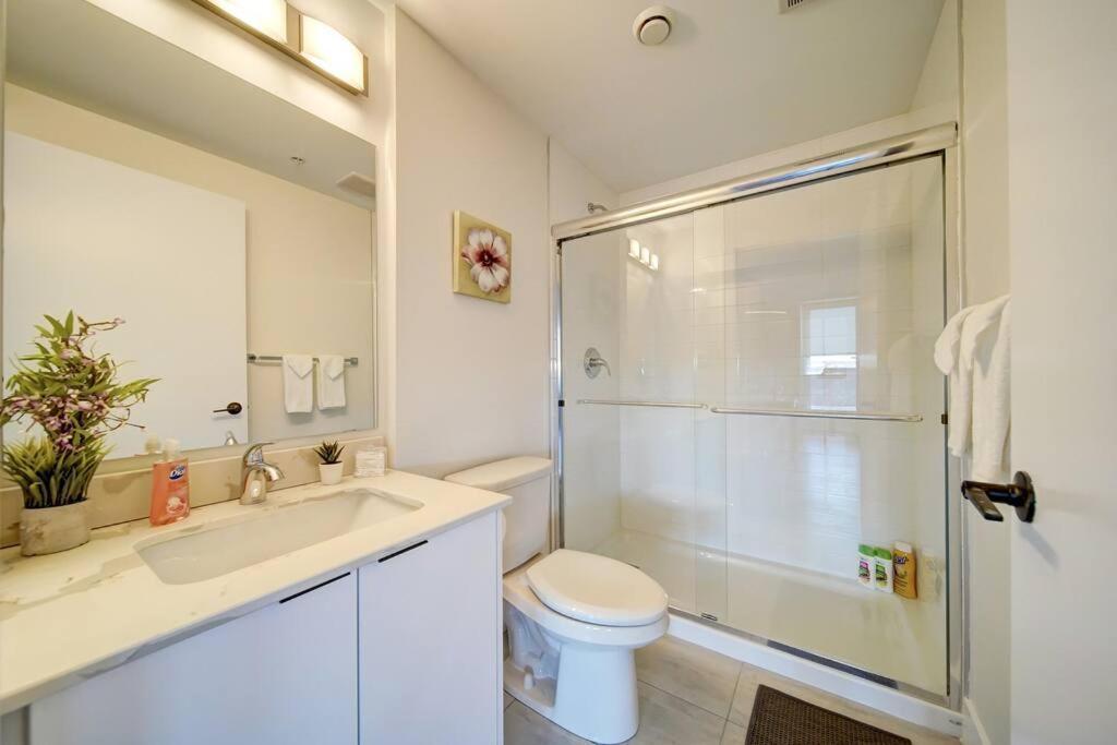 New Ocean Bay New Luxury Sleeps 5 Parking, Coffee, Ac * Halifax