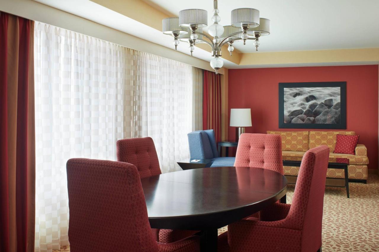 Marriott Harbourfront Hotel 4*