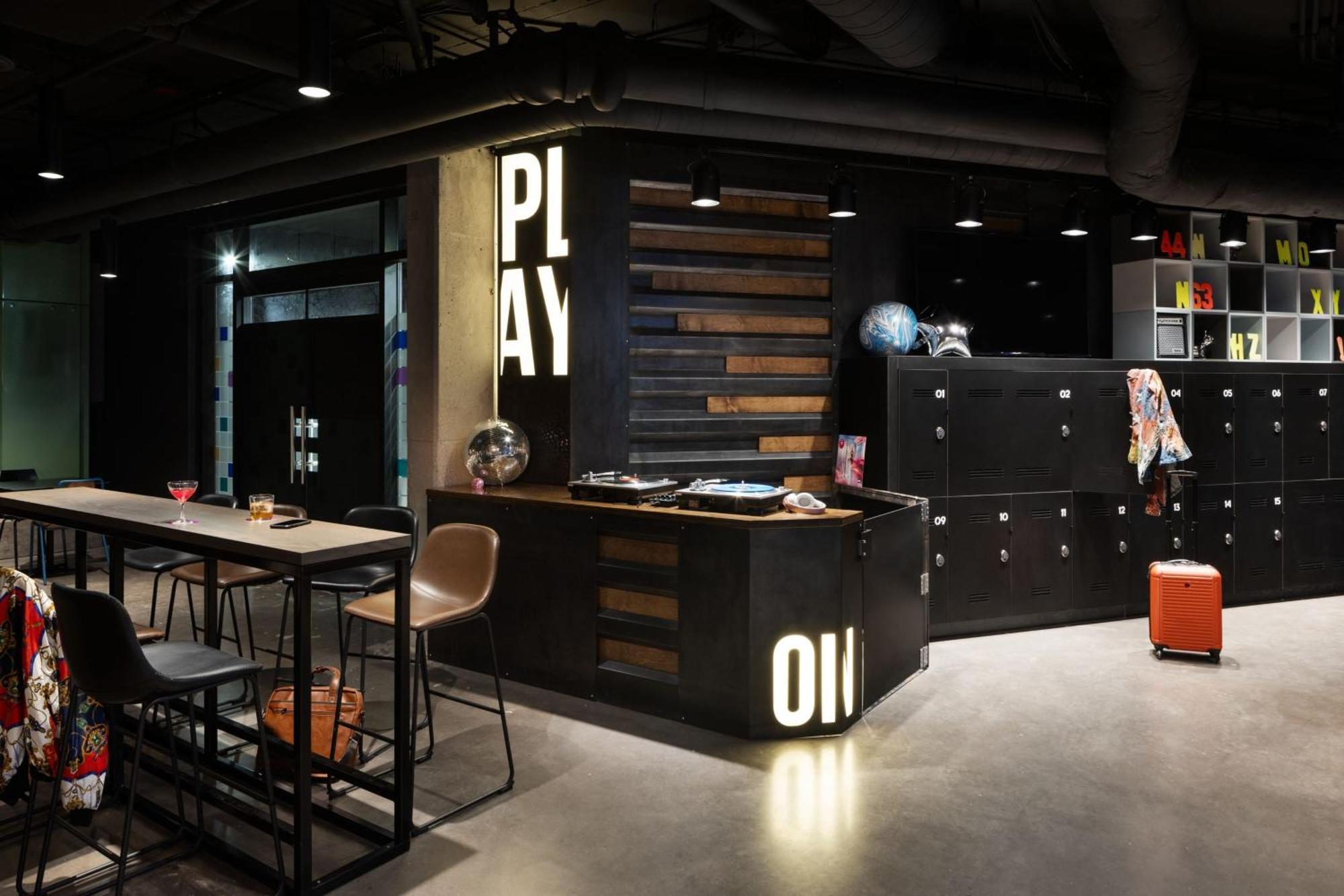 Moxy Downtown