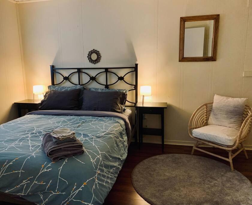 Cozy 2-bdrm, Mid Floor, Backyard Apartment