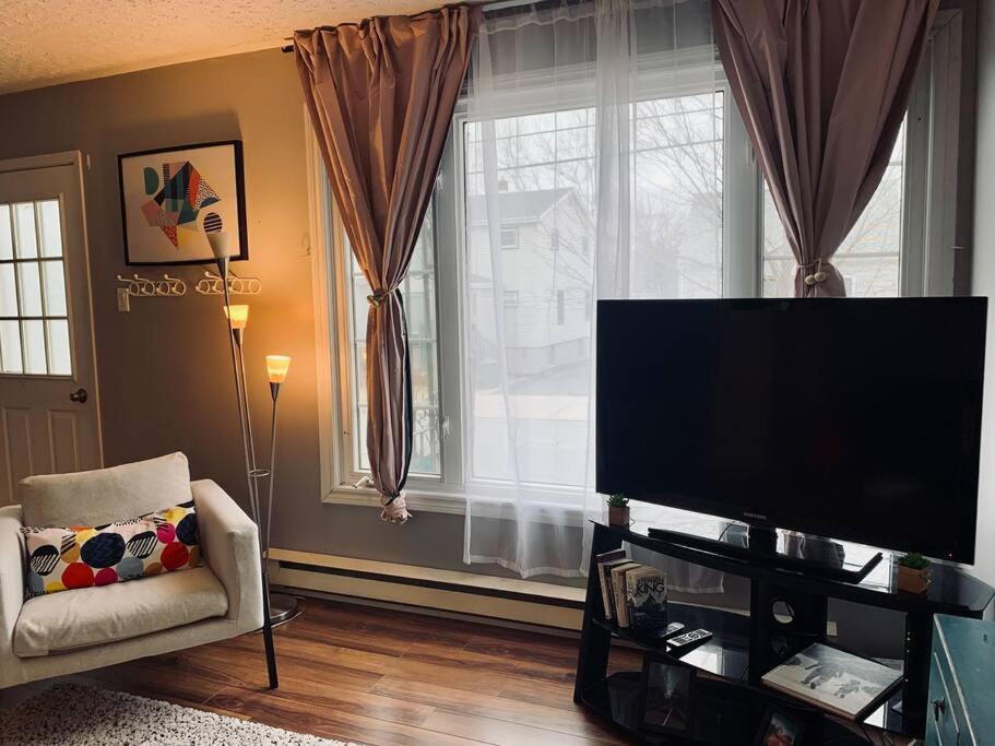 Cozy 2-bdrm, Mid Floor, Backyard *