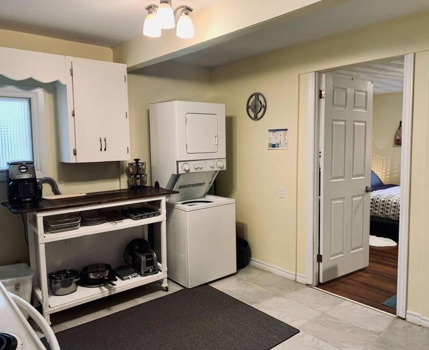 Cozy 2-bdrm, Mid Floor, Backyard Apartment *