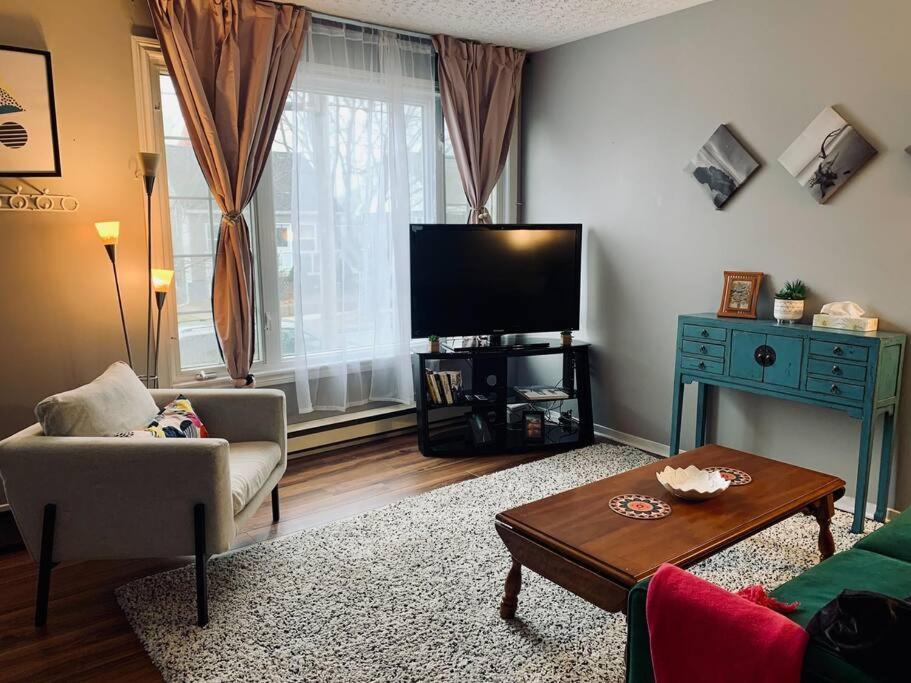 Apartment Cozy 2-bdrm, Mid Floor, Backyard