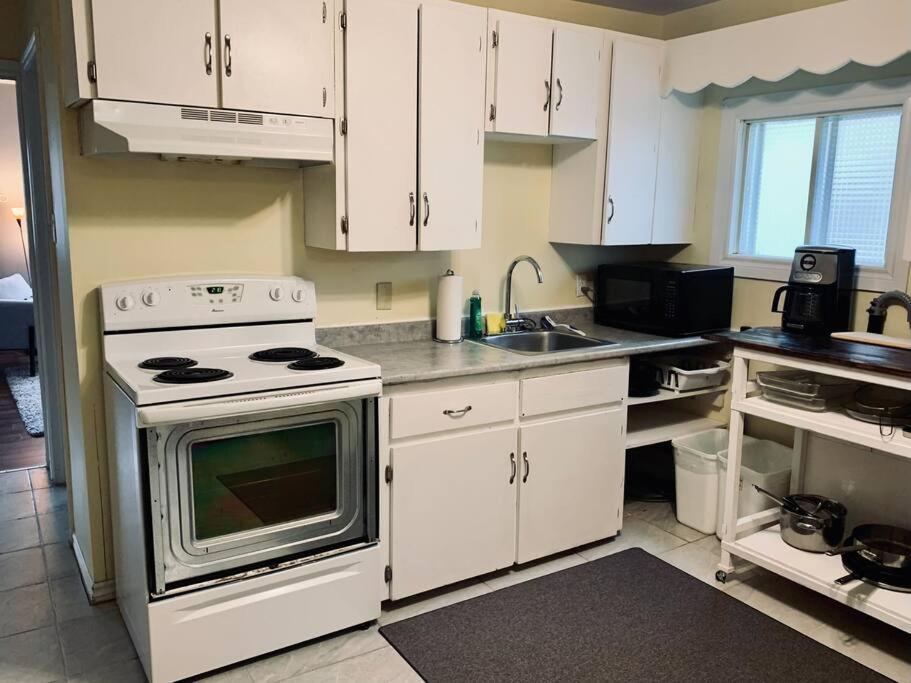 Cozy 2-bdrm, Mid Floor, Backyard Apartment