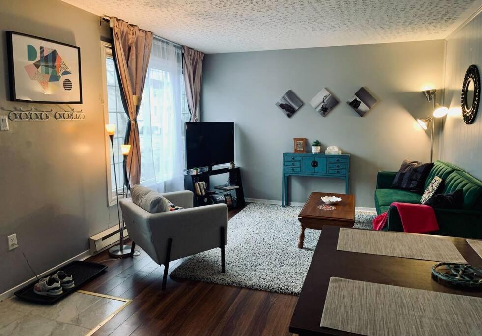 Cozy 2-bdrm, Mid Floor, Backyard *