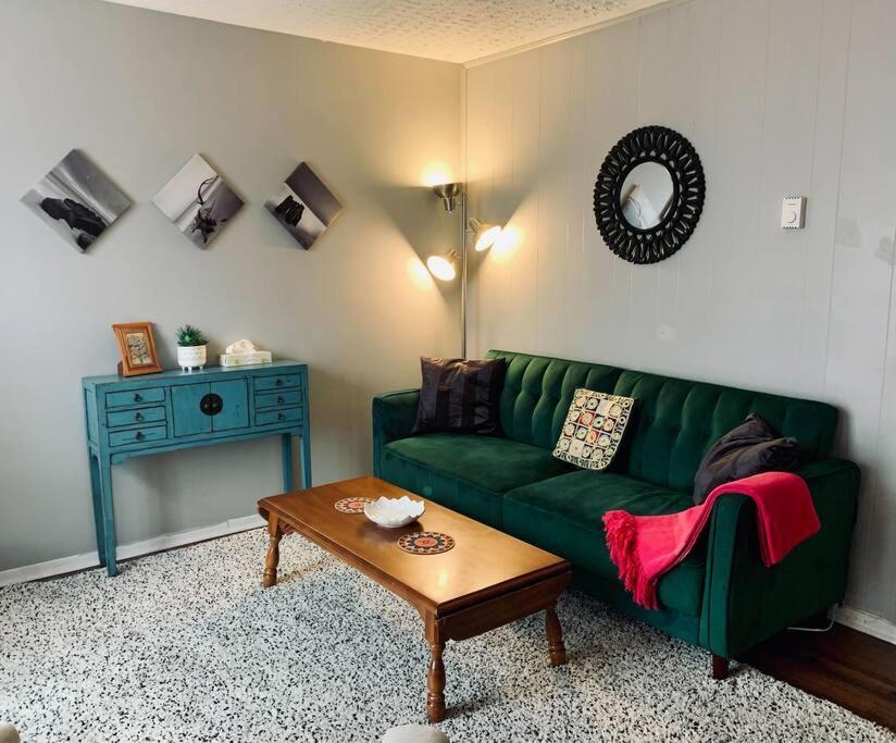 Cozy 2-bdrm, Mid Floor, Backyard Apartment