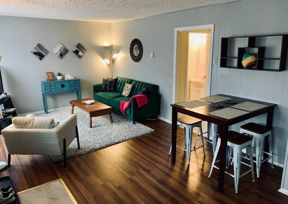 Cozy 2-bdrm, Mid Floor, Backyard Apartment *