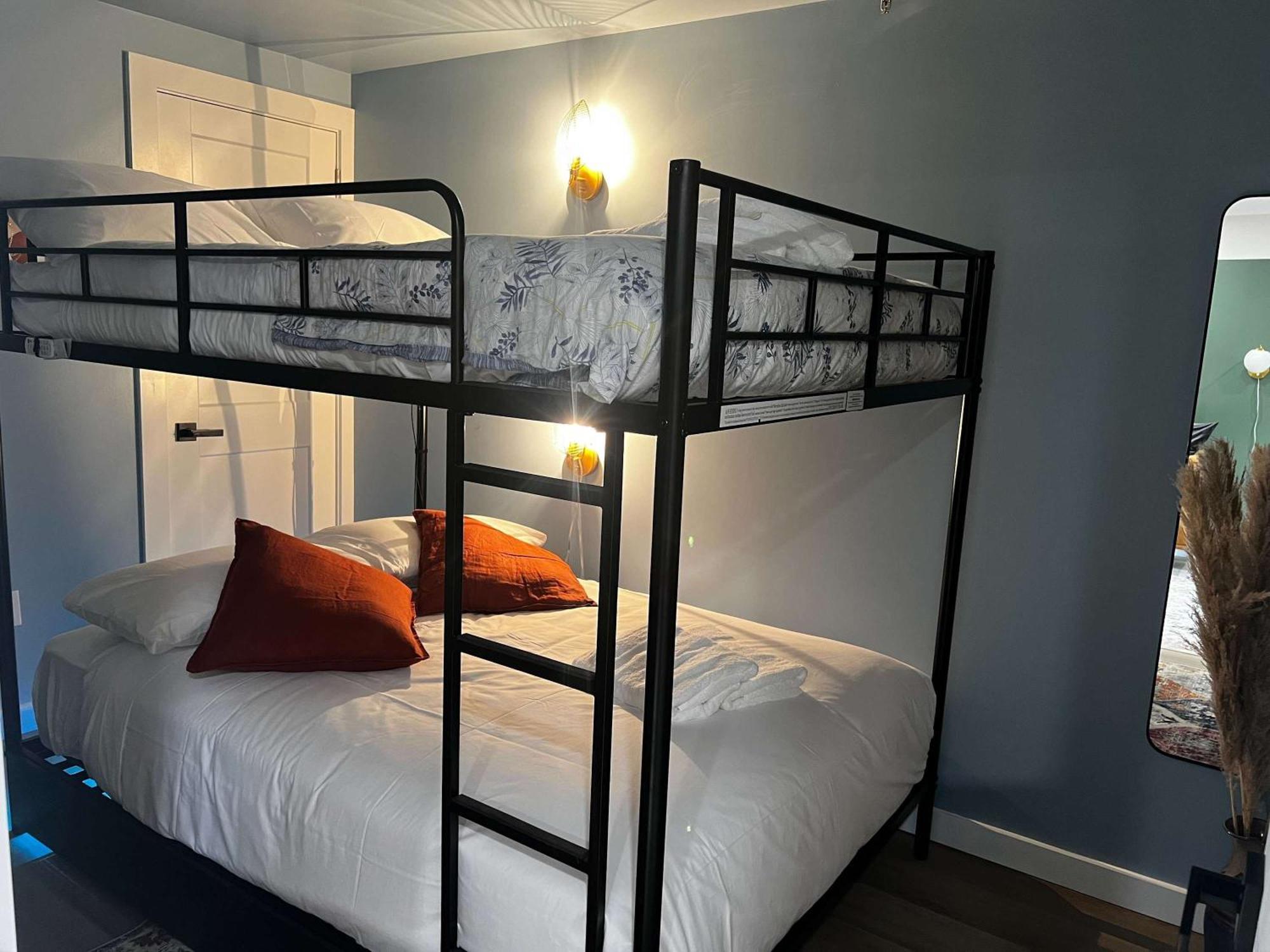 Apartment Flamingo Jungle Tropical-themed Getaway At Ports On Portland, Unit #2