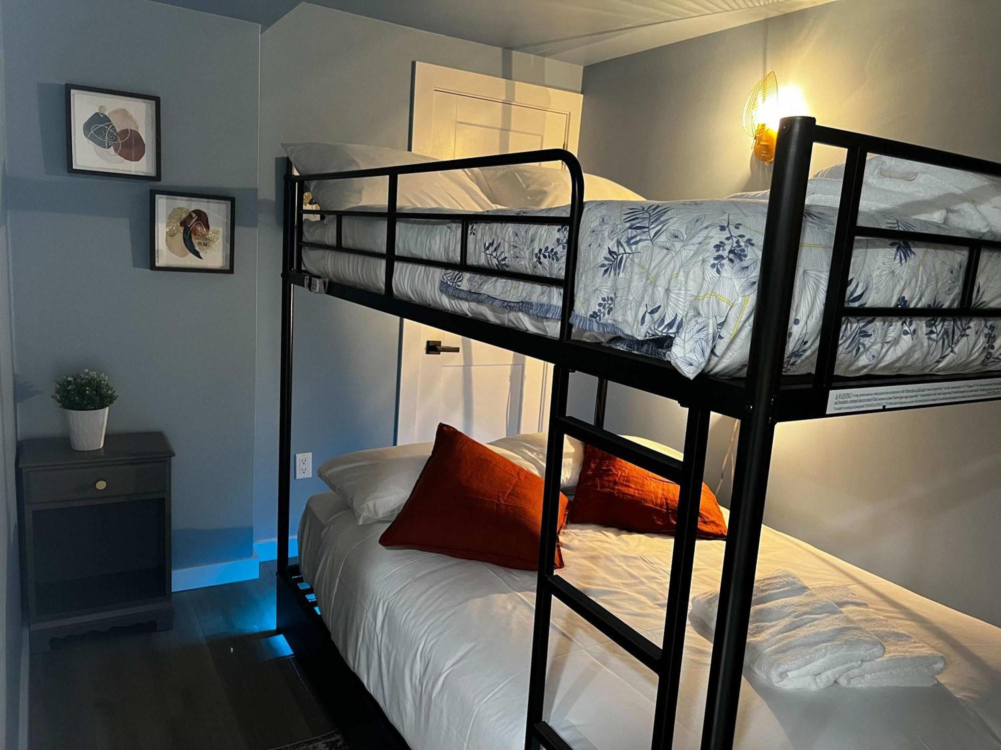 Flamingo Jungle Tropical-themed Getaway At Ports On Portland, Unit #2 *