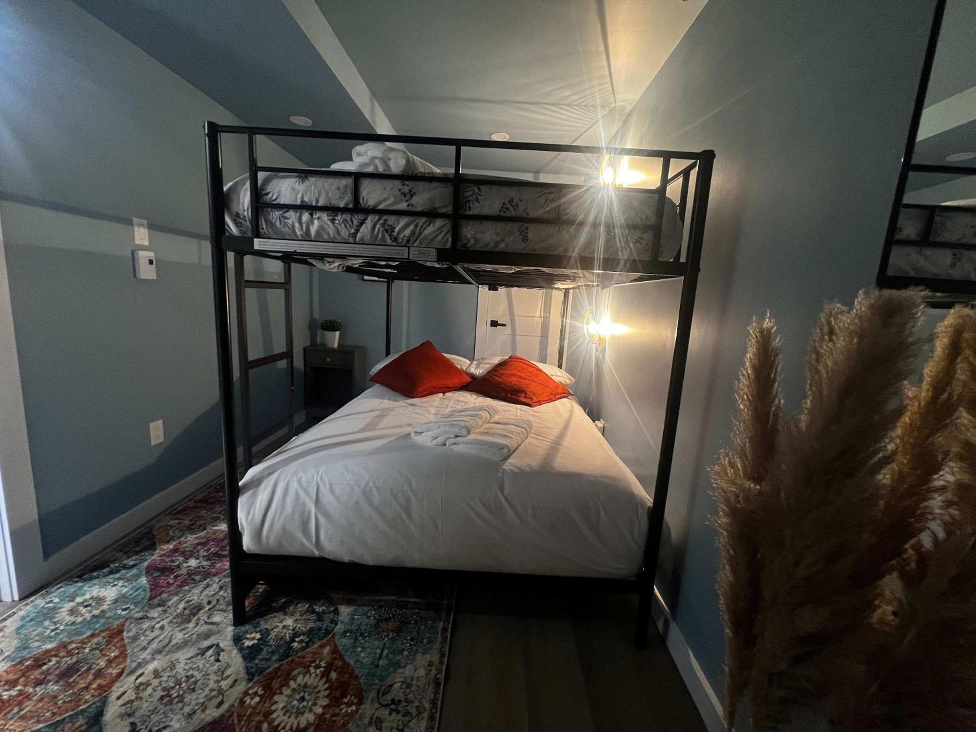 Flamingo Jungle Tropical-themed Getaway At Ports On Portland, Unit #2 Apartment