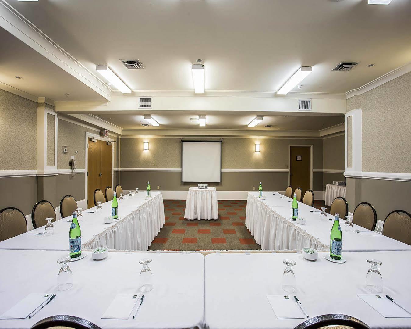 Express & - Bedford By Ihg Hotel Halifax