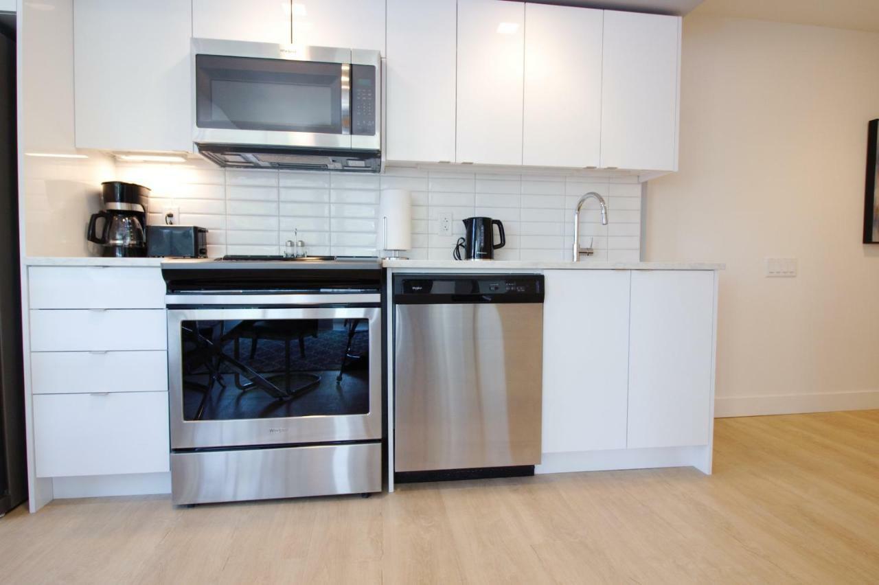 Moore Suites - The Alexander Apartment
