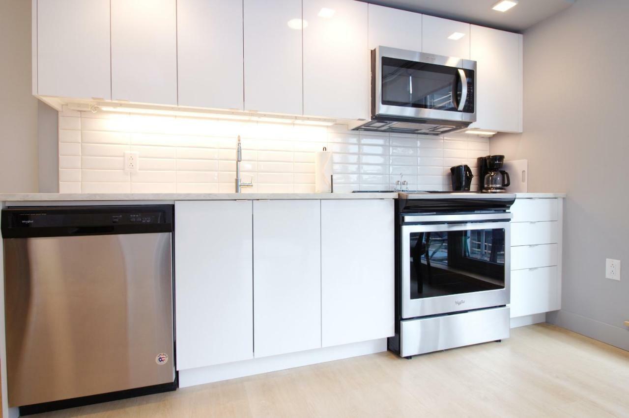 Moore Suites - The Alexander Apartment